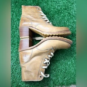 The Frye Company Women LaceUp boots‎ Size 8
